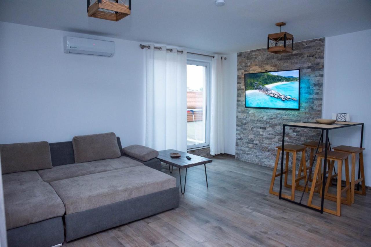 Green Apartments Орадя Экстерьер фото